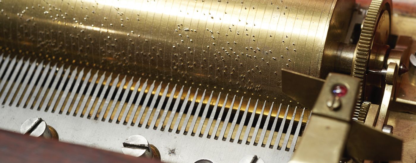 Schweizer Musikdose mit Tonkamm und Walze mit Stiften