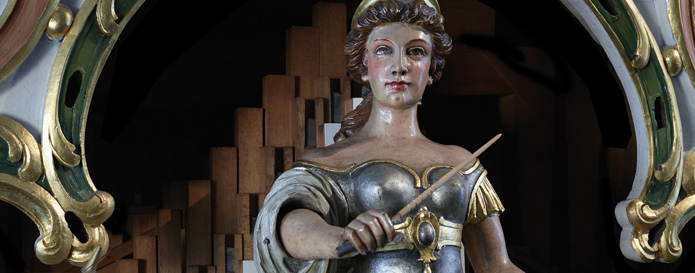 Dirigentin der hübschen Karussellorgel der Firma Wilhelm Bruder Söhne Waldkirch bei Freiburg im Breisgau