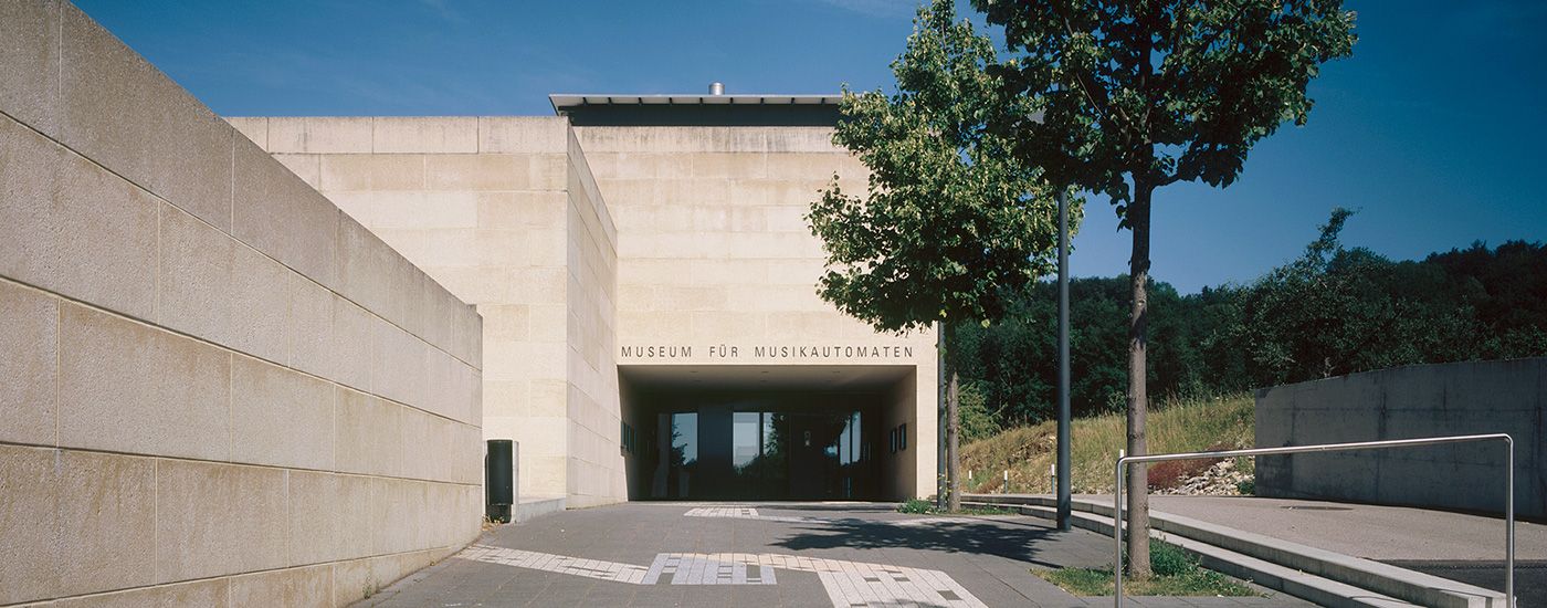 Der moderne Museumsbau aus gelbem Kalkstein liegt mitten in einer reizvollen Landschaft.