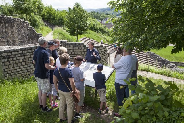 Interessierte Teilnehmende an der Führung Augusta Raurica kurz und bündig beim Theater in Augusta Raurica