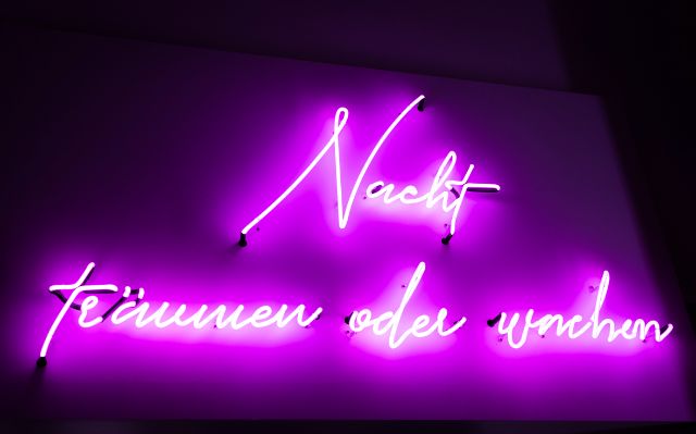 Pinke Leuchtschrift auf dunklem Grund: Nacht – träumen oder wachen